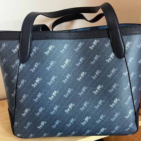 Tote 27 With Horse And Carriage Dot Print. - Picture 5 of 5